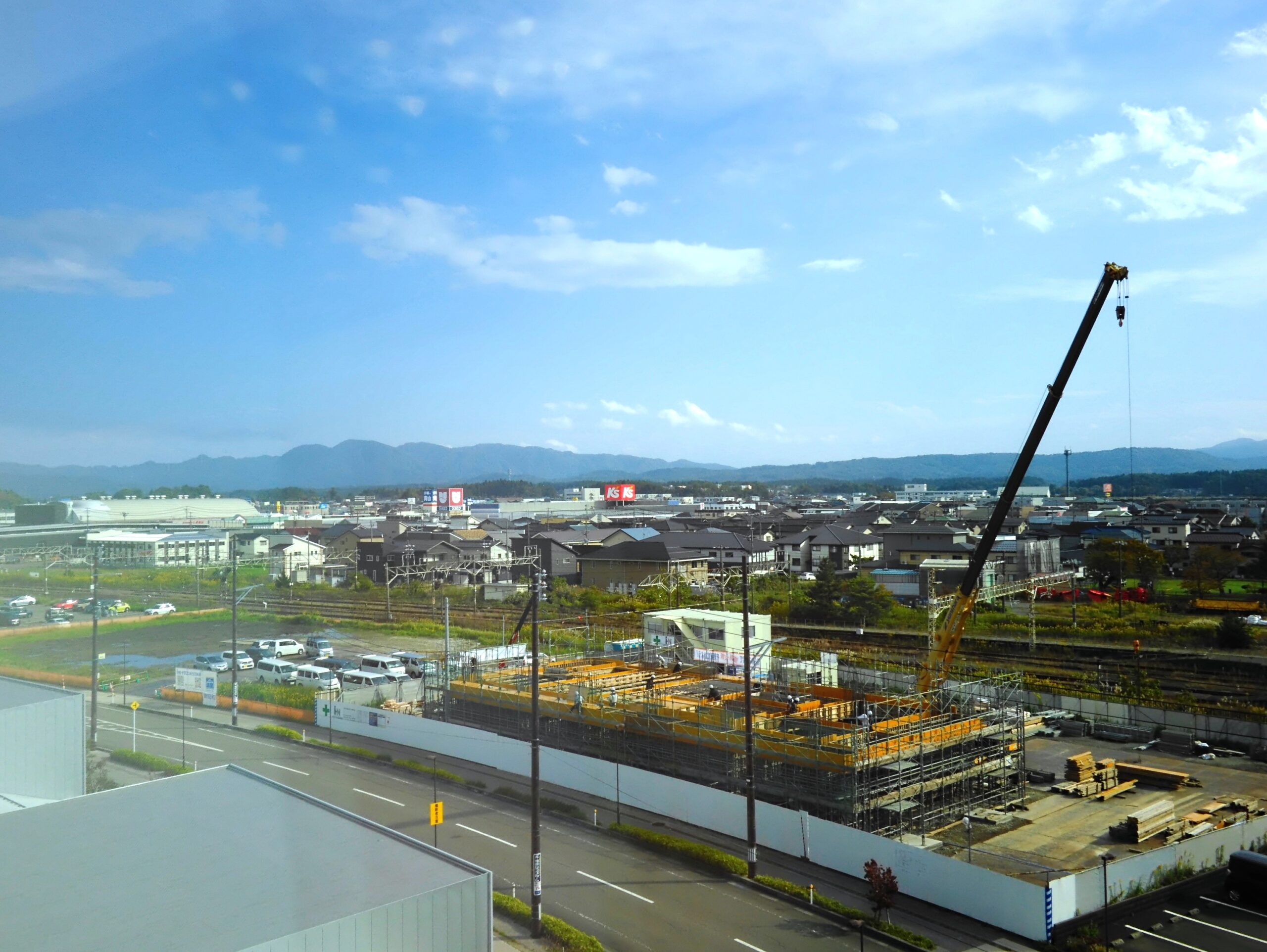 柏崎駅前の東横INN新築工事で進められている1階壁・2階梁の型枠建込み工事の様子